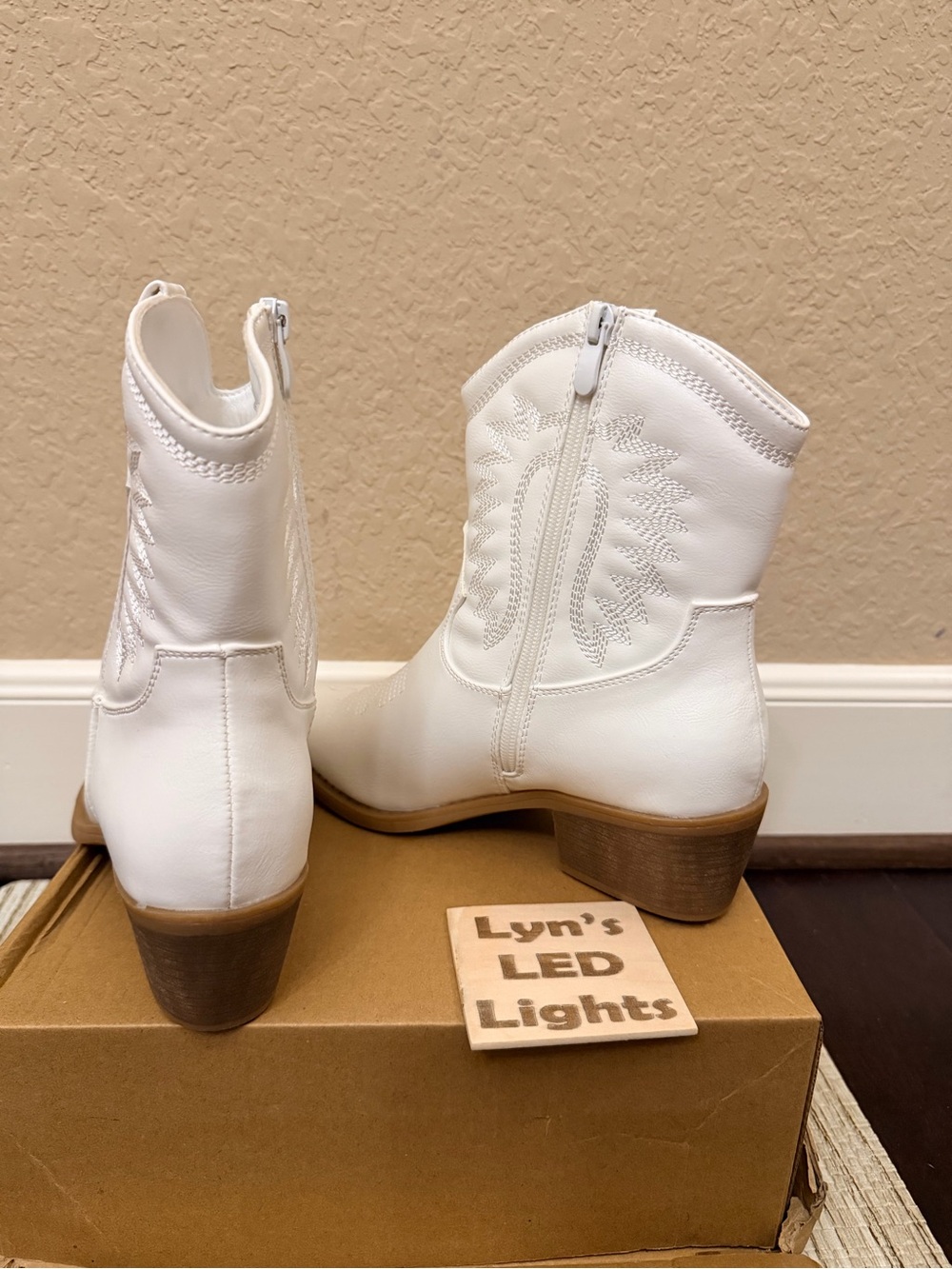 White Western Ankle Boots - Women's Fashion Cowboy Boots Size 7.5 - Picture 4 of 9